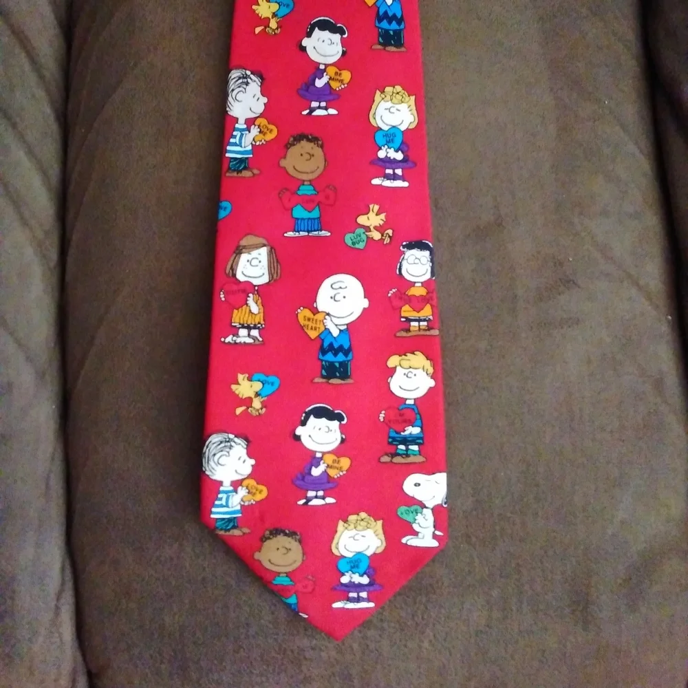 Peanuts Red Peanut & the Gang Valentine Tie - Picture 1 of 4